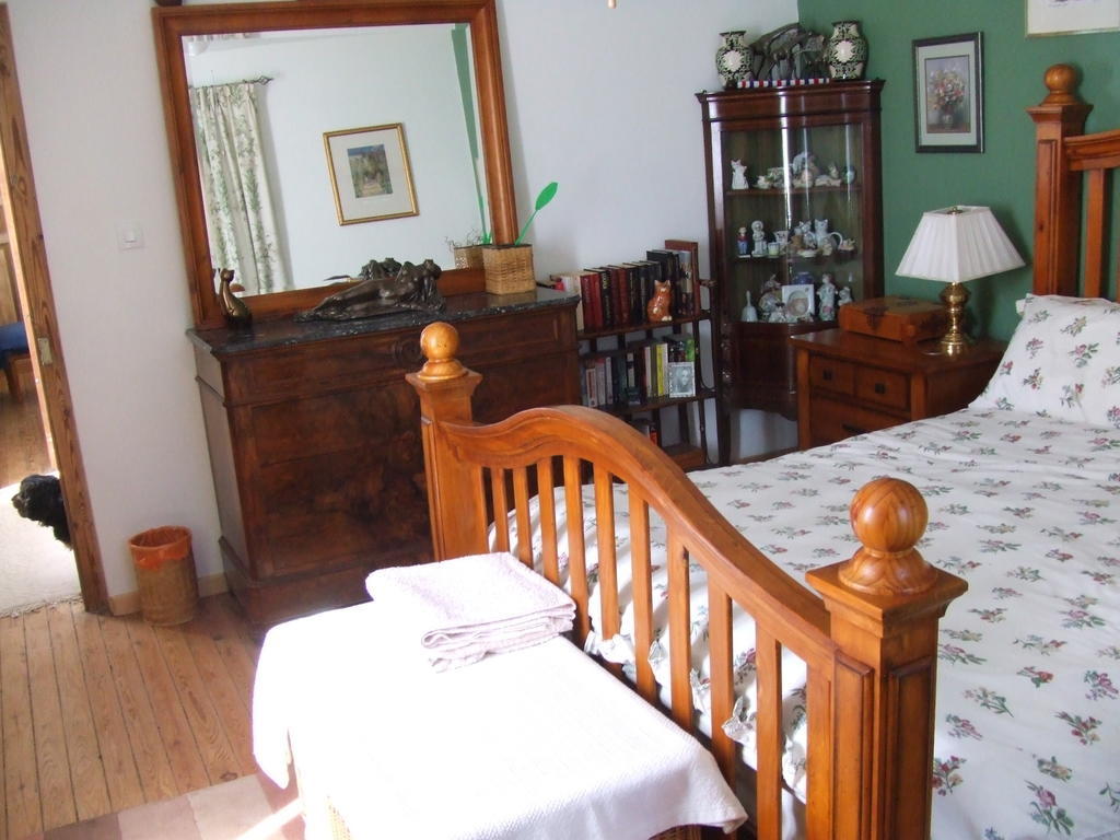Les Trois Puits Bed and Breakfast Brion-pres-Thouet Habitación foto