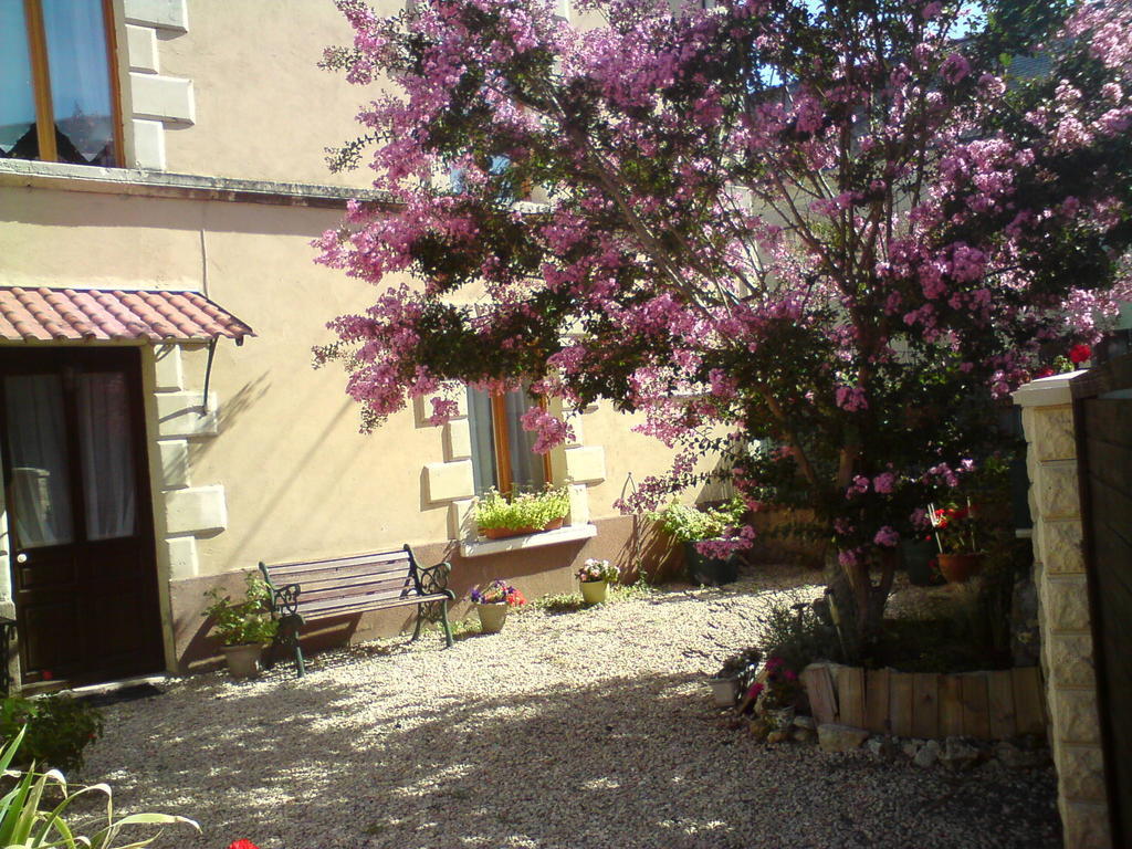Les Trois Puits Bed and Breakfast Brion-pres-Thouet Exterior foto